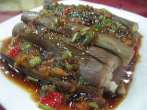 Cold aubergine (previously cooked) with sauce, garlic, peppers., etc